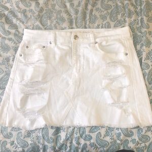 american eagle white stretchy jean skirt